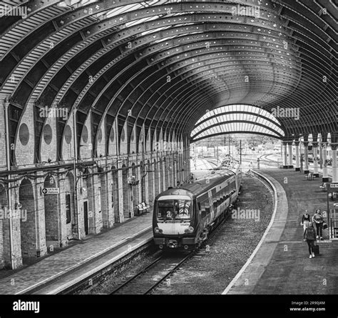 Banco De Plataforma Ferroviaria Imágenes De Stock En Blanco Y Negro Página 2 Alamy