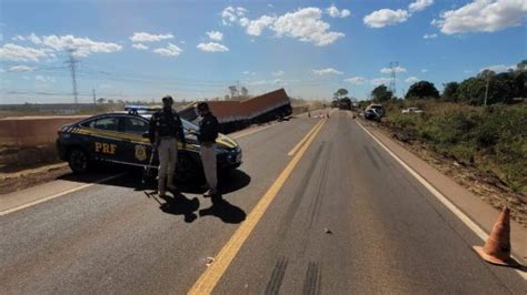 Batida Entre Caminhonete E Carreta Mata Duas Mulheres E Uma Crian A Na