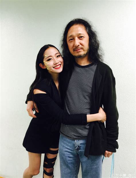 Hot girl 9x gây chú ý vì tuyên bố kết hôn với nhạc sĩ hơn 25 tuổi