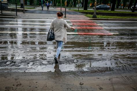 Burze Z Gradem I Upa W Wielkopolsce Imgw Ostrzega G Os Wielkopolski