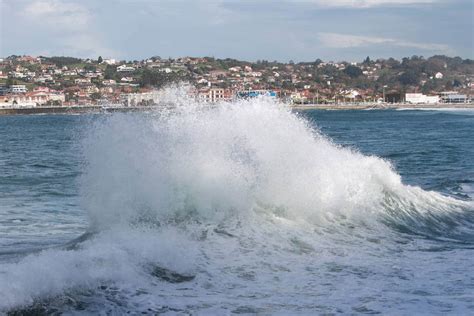 Oleaje y nieve las imágenes del temporal en Asturias este domingo El