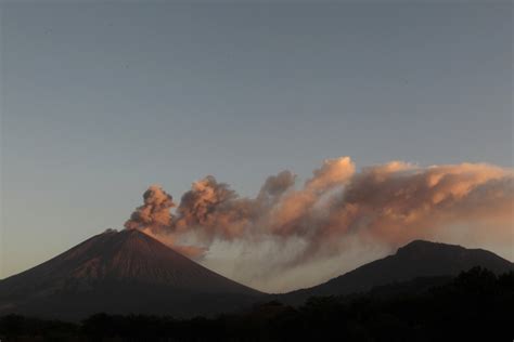 Nicaragua S San Cristobal Volcano Erupts But Villagers Refuse To