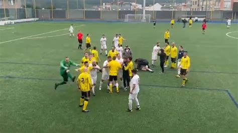 Batalla Campal Entre Jugadores De Fútbol Veteranos Tras Un Partido En A