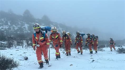 2名游客被困海拔约5000米雪山，消防员9小时冒雪施救 手机新浪网