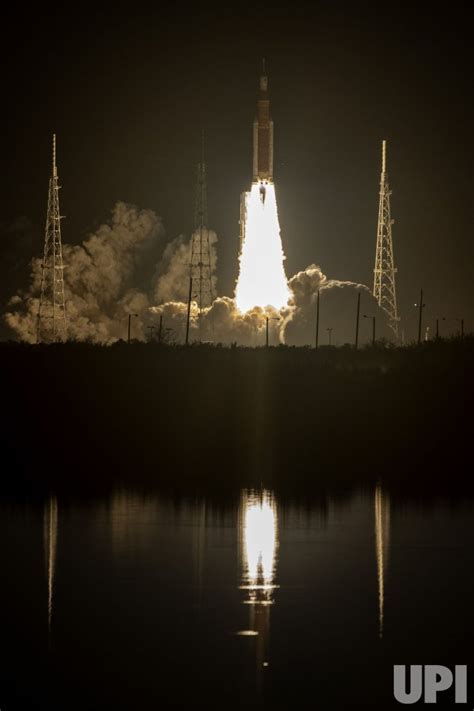 Photo Nasas Artemis 1 Launches From Kennedy Space Center