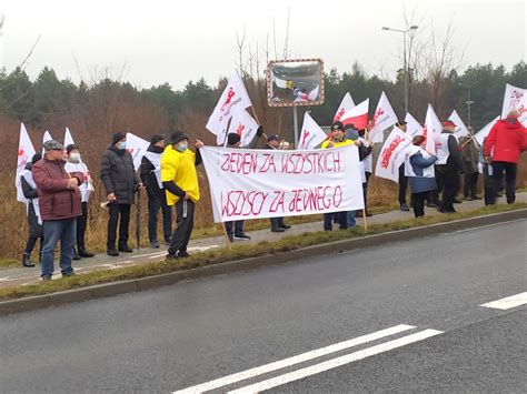 Pikieta Przed Zak Adem W Dobrzeniu Wielkim Chodzi O Zwolnienie