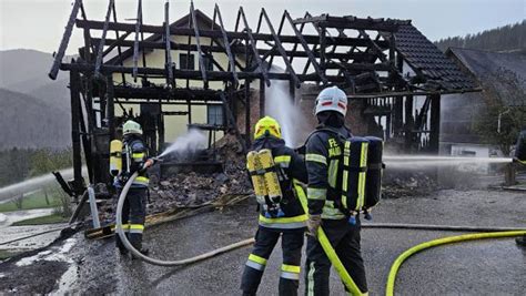 Föhnsturm fachte Großbrand an Schwieriger Einsatz für Feuerwehren