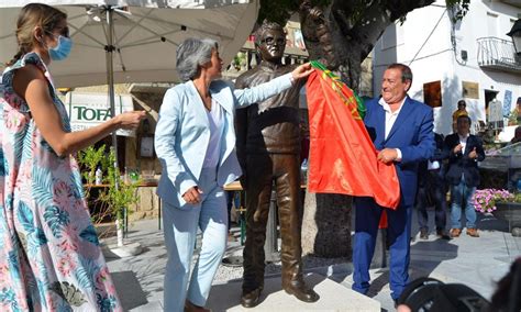 Estátua de Zeca Afonso em Belmonte a muse arte