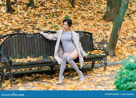 Sexy Brune Femme En Automne Forêt Parc Public Sport Corps Mince Photo Stock Image Du Modèle