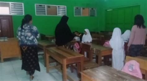 Ajaran Baru Siswa Dan Orang Tua Siswa Di Lebak Datang Subuh Ke Sekolah