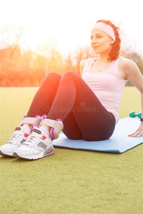 Jeune Femme Mince Faisant Des Exercices Sur Le Tapis De Forme Physique