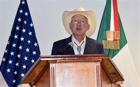 Llegó Ken Salazar a México como nuevo embajador de EU migración