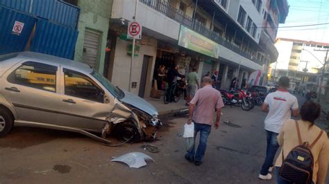 Portal Caparaó Caminhão perde o freio bate em 12 veículos e destrói