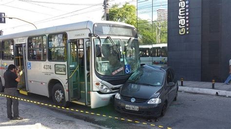 G1 Colisão Entre Carro E ônibus Deixa Dois Feridos No Poço Em Maceió