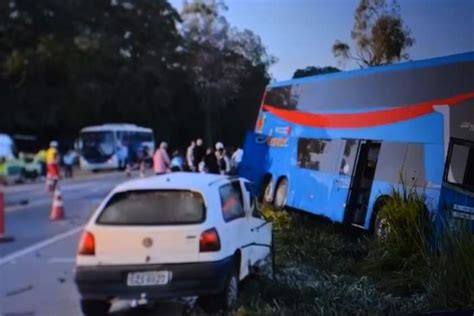 Tragédia na Rodovia Santos Dumont carro bate de frente ônibus e