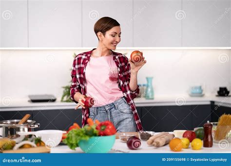 Femme Au Foyer Cuisine Tarte Aux Pommes Debout La Cuisine Portant