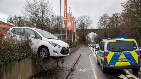 Fulda Unfall auf Tegut Parkplatz Pkw fährt ins Gebüsch