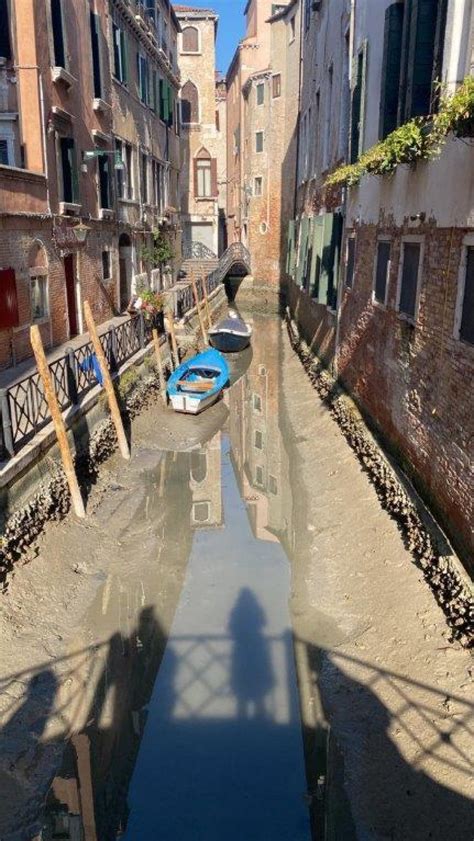 A Venezia I Canali Restano Senz Acqua Gondole In Secca Appoggiate Sui