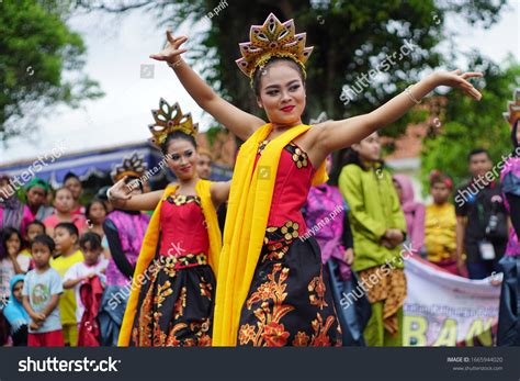 tari tradisional images stock  vectors shutterstock