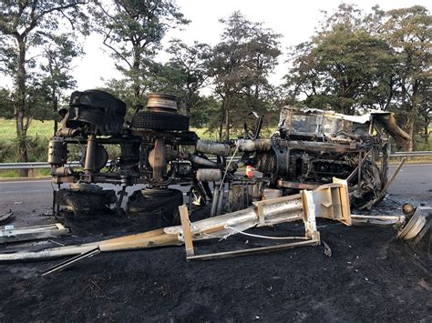 Caminhão carregado gás de cozinha tomba e cabine pega fogo na