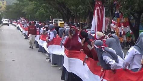 18 000 Pelajar Se Sultra Bentangkan Bendera Merah Putih Sepanjang 17 Km