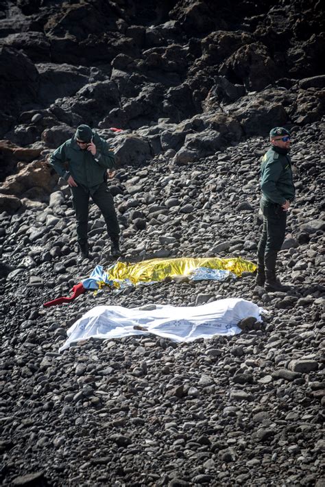 Siete Muertos Al Encallar Una Patera En Lanzarote