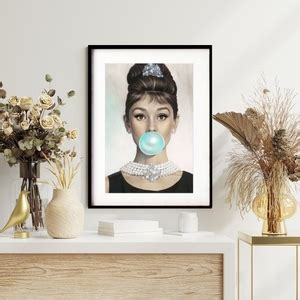 Quadro Audrey Hepburn Bubble Gum 60x48cm Moldura Madeira Branca Black