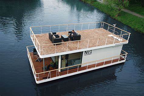 No1 Houseboat Exterior