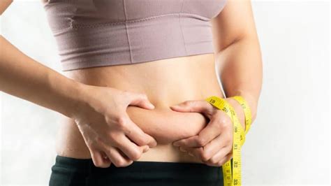 How To Lose Water Weight 12 Easy Ways Causes Of Bloating Included