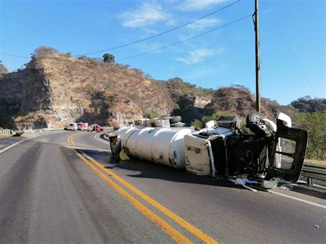 Pipa con ácido clorhídrico vuelca y provoca cierre de la autopista