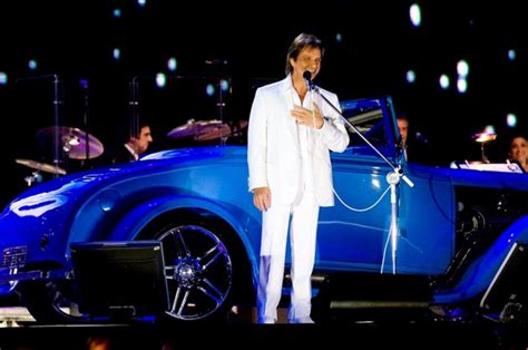 Roberto Carlos atualiza letra da música Desabafo em show no Rio de