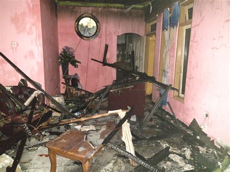 Diduga Akibat Lilin Rumah Warga Di Kelurahan Benteng Ludes Terbakar