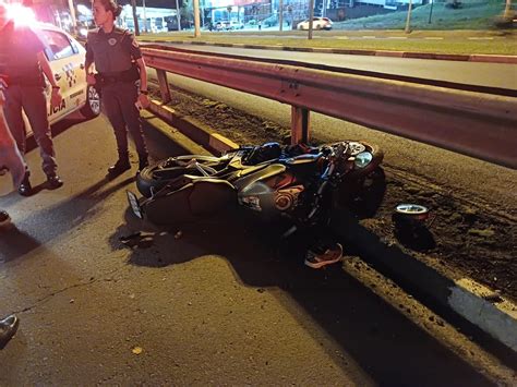 Mulher fica em estado grave após ser atropelada por motociclista em