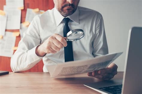 Empresario Leyendo Documentos De Contrato De Documentos Con Lupa En El