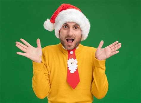 Impresionado Joven Cauc Sico Vistiendo Sombrero Y Corbata De Navidad