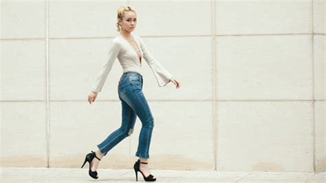 14 7 Hot girl MisThy chỉ cách diện áo xẻ sâu khoe vòng một sexy hút mắt Saostar vn
