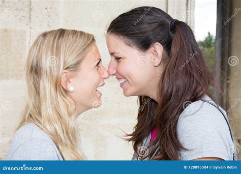 Filles Lesbiennes De Couples Embrassant Sur La Ville Photo Stock Image Du Lesbiennes Rapport