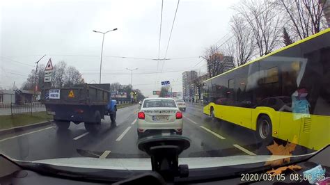 Водій автобуса 3А у Львові "пролетів" на червоне світло по перехрестю ...