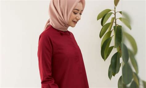 10 Warna Kerudung Yang Cocok Dengan Baju Merah