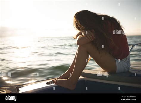 Fille Sur Un Bateau Banque De Photographies Et Dimages à Haute Résolution Page 2 Alamy