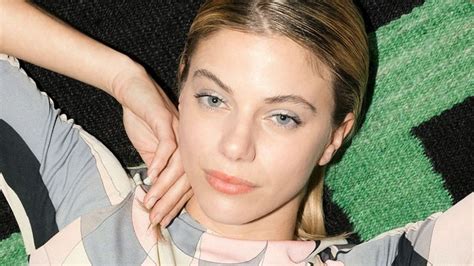 Las poses provocativas de Justina Bustos con una bikini animal print ochentosa que le marcó todo