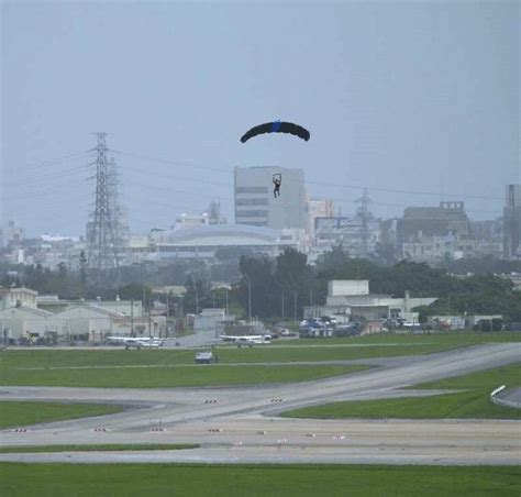 写真：嘉手納基地でパラシュート降下訓練 5カ月連続で米軍強行 沖縄県や周辺自治体が中止求める中【動画あり】 沖縄タイムス＋プラス