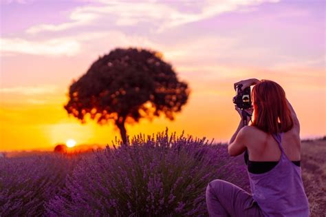 Una Mujer Fotograf As Al Atardecer En Un Campo De Lavanda Tomando Una