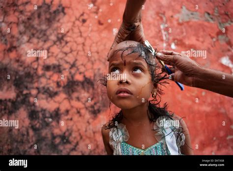 Varanasi - Daughter of a dead father shaving her head after the funeral ...