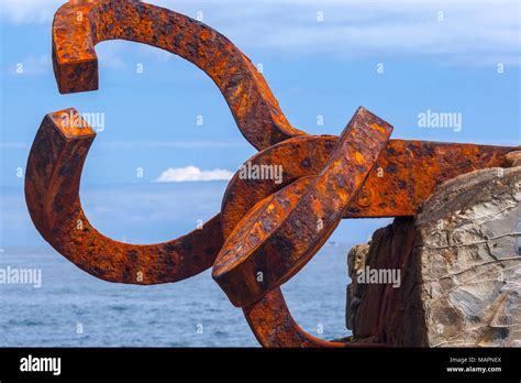 Hierro Oxidado En La Escultura Del Peine Del Viento San Sebasti N