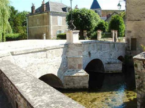 Le château et le village de Druyes les Belles Fontaines