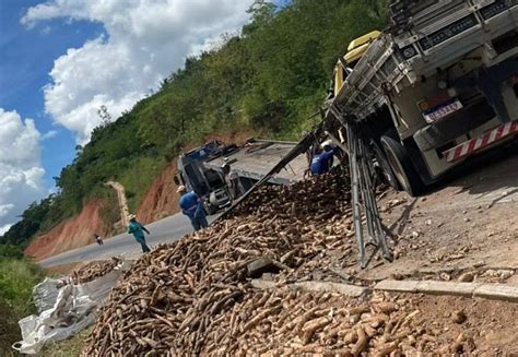 Motorista sai ileso após caminhão carga de macaxeira tombar em