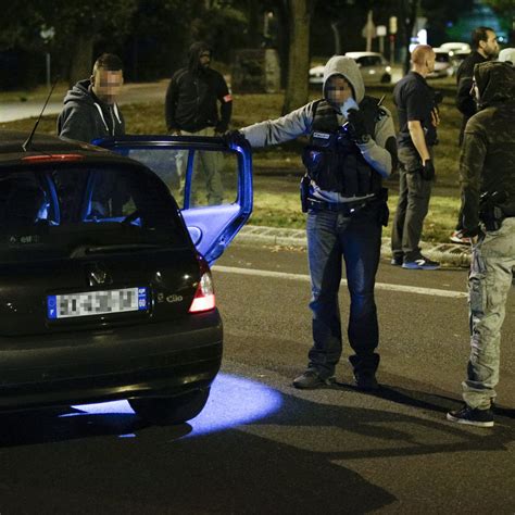 Bonbonnes De Gaz Dans Une Voiture Paris Qui Sont Les Personnes