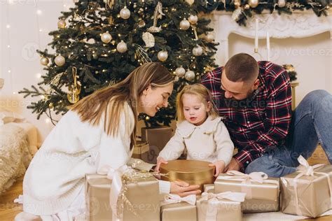 is family dollar open on christmas day 12