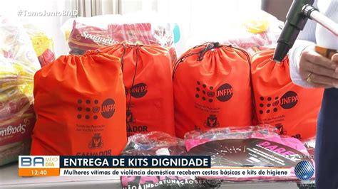 Mulheres vítimas de violência doméstica recebem cestas básicas e kits